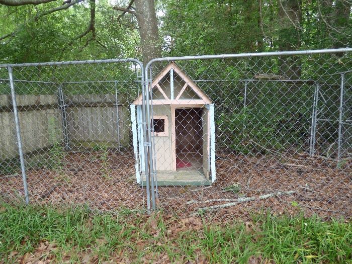 Dog house & 4 sections of fence