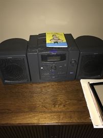 VINTAGE CD PLAYER AND RADIO