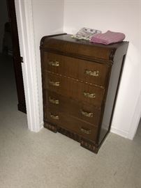 VINTAGE CHEST OF DRAWERS
