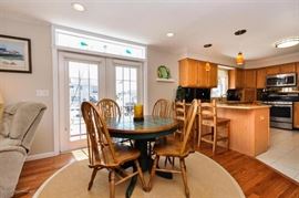 41 inch table with a leaf that can be put in the middle to make it bigger