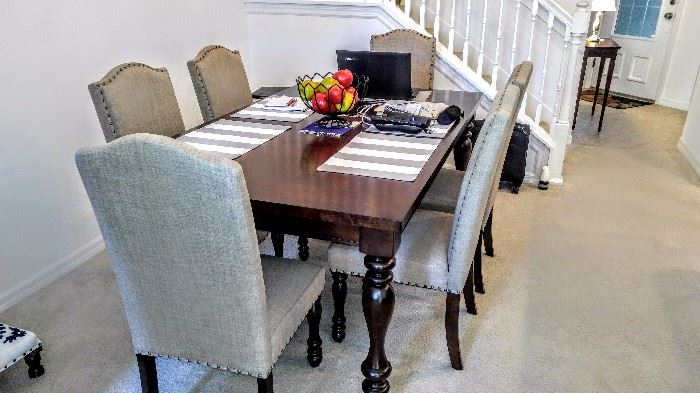 Unbelievable dining table with upolstered chairs.        
 No scratches at all!