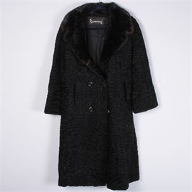 Gartenhaus Lamb Fur Coat with Mink Collar: A Gartenhaus lamb fur coat with a mink collar is a black fur coat. Coat is full-size and the body is made of lamb’s fur.