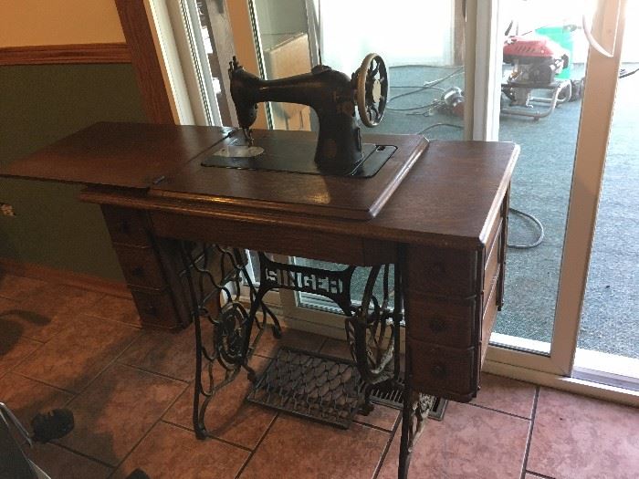 Vintage Singer sewing machine & cabinet