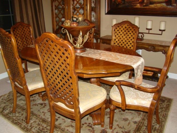 Thomasville Dining room table with 6 chairs and custom table pads 