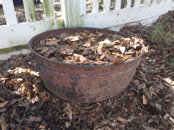 old crackling pot (still discovering the many plantation items scattered all over the property)