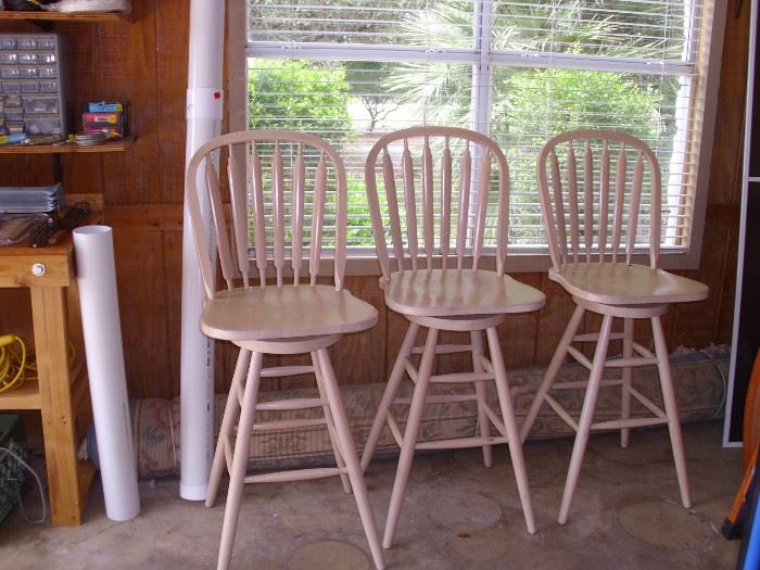 Swivel bar stools, Large area rug 
