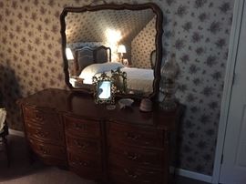 Dresser w/mirror (Broyhill)