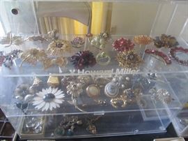 Brooches/Pins