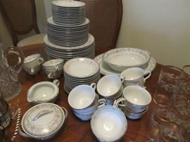 Noritake "EdgeMere" Svc for 12