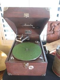 Victor table top - picnic phonograph VV50 - it works!  Close up and take along.  Super condition.