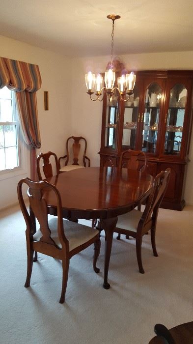 Drexel Formal Dining Table & Chairs with leaves, pads and Matching China Cabinet