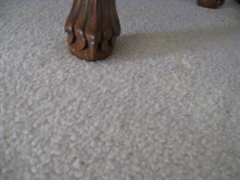 Front view of claw/ball foot