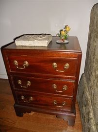 Small mahogany 3-drawer chest with inlaid top