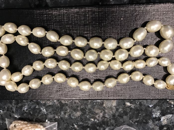 Large pearl necklace-16.5"-CHANEL Baroque