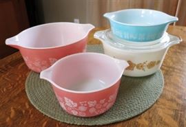 Vintage Pyrex bowls