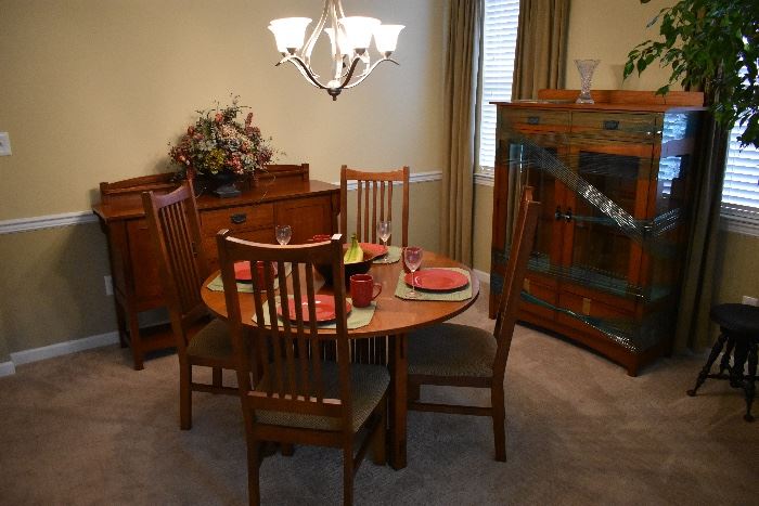 Mission Style dining suite in the Stickley motif 