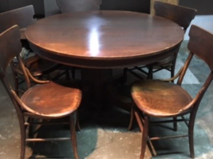Old oak round table with 5 chairs. Screws missing. 
