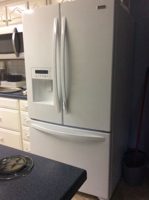 Excellent kenmore refrigerator , very clean!! Works great