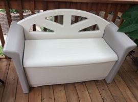 Rubbermaid outdoor storage Bench