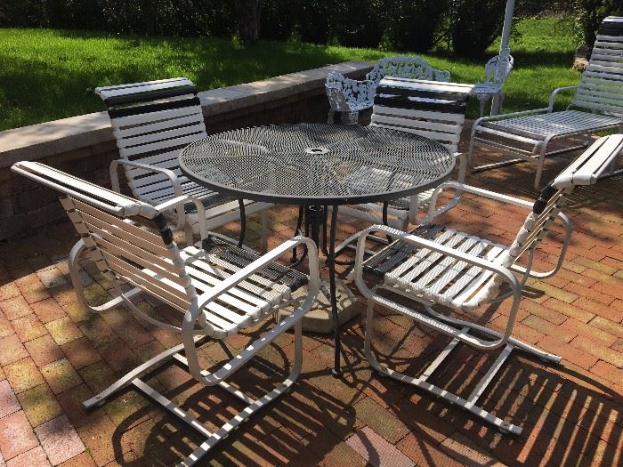 Outdoor patio furniture - table with 4 chairs 