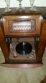 Antique Philco Radio, it works!! Radio and turntable work.