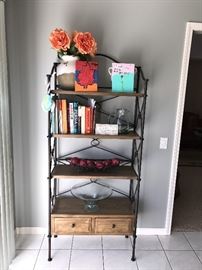 WOOD AND METAL BAKERS RACK