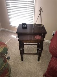 NESTING TABLES