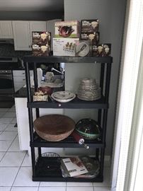 KITCHENWARE AND GLASSWARE