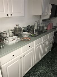 KITCHENWARE AND GLASSWARE