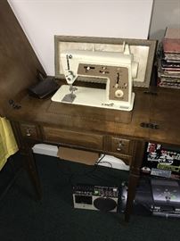 SINGER SEWING MACHINE