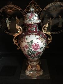 DECORATIVE URN