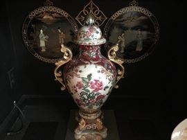DECORATIVE URN