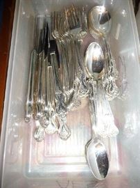 SILVERPLATED FLATWARE SET