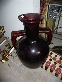 DECORATIVE URN/VASE