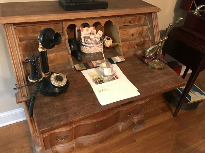 Vintage secretary's desk in excellent condition 