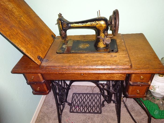 Singer Hand Crank sewing machine and Cabinet from early 1900's