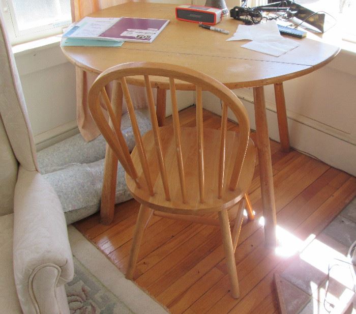 Small Dining Table w 2 Chairs = Drop Leaf