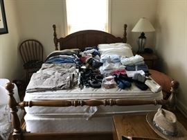 Queen size Thomasville bed, complete. Nice!