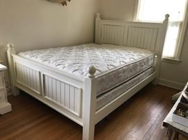 Queen bed.  Another nice one!
