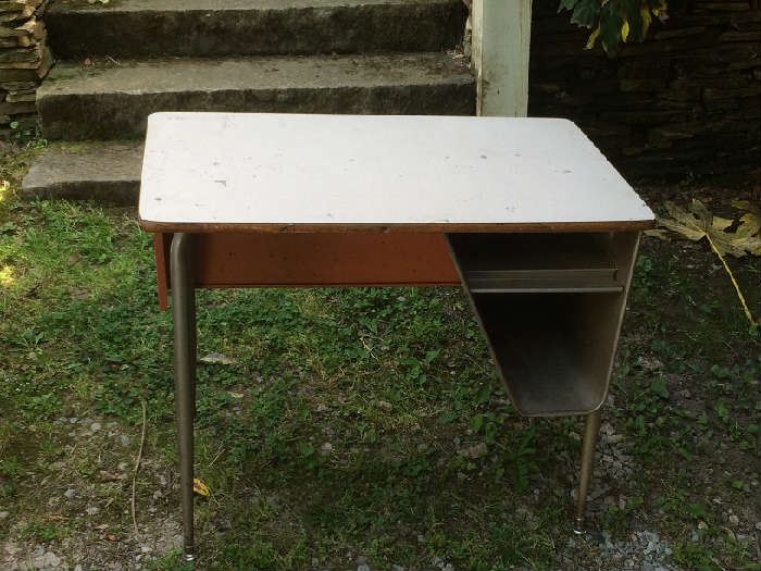 2-tone "Elmo Jetson" mid-century school desk, solid bones, needs refinisher's touch