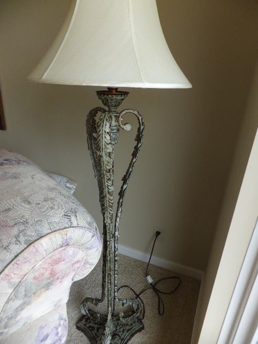 This is another great looking floor lamp