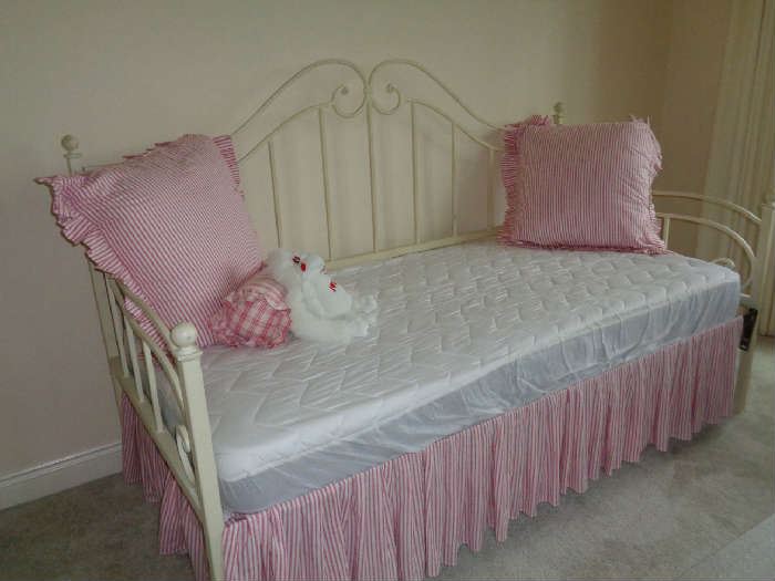 very nice day bed w/trundle