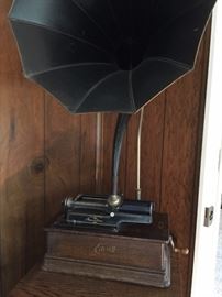 edison gramophone with cygnet horn
