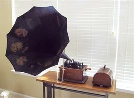 1900 Oak Cased Edison Standard Cylinder Player with Horn