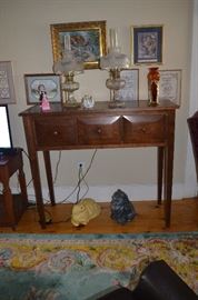 Gorgeous Antique Hand Crafted Entry/Parlor/Display Table just look at those beautiful Alladin Lamps, Oils/Prints & Collectibles