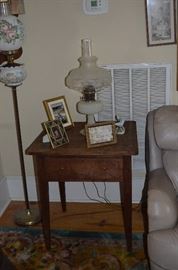 American Primitive Table  with white base Corinthian Alladin Lamp with Frosted/Clear Glass Shade 