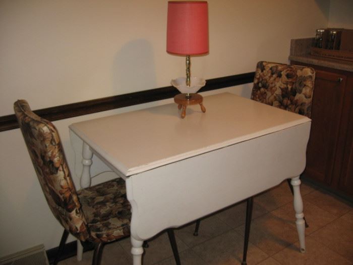 Drop leaf table with 2 vintage chairs