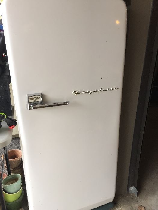Beautiful Vintage Frigidaire Refrigerator. Works GREAT!