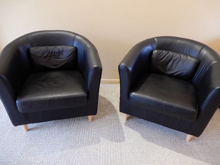 NICE PAIR OF BLACK LEATHER COMFY CHAIRS WITH PILLOWS, 