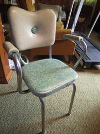 Single chair-vinayl and chrome